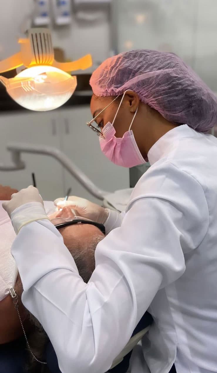 Consulta e avaliação clínica com anamnese detalhada