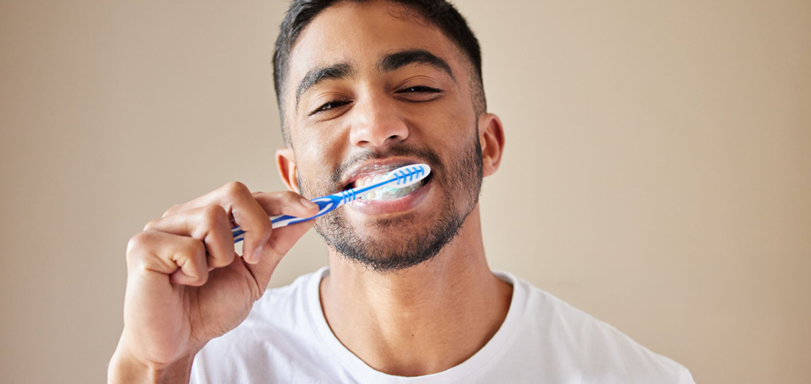 O perigo de escovar os dentes com muita força: O que é abrasão.