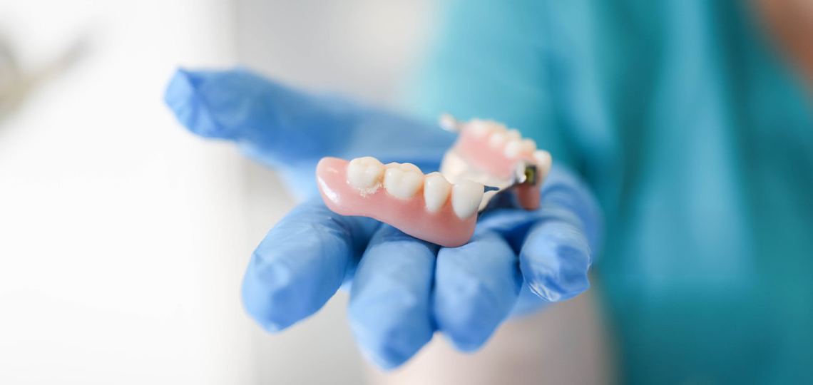 Próteses dentárias: Conheça as opções para recuperar sua autoestima.